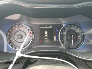 2015 Chrysler 200 S z VIN 1C3CCCBB2FN746132, wystawiony jako Copart lot #59660915 z przebiegiem 142 663 mil mil oraz Szkoda całkowita • Salvage title. Historia ofert i sprzedaży dostępna na DreamBid. Obrazek 9.