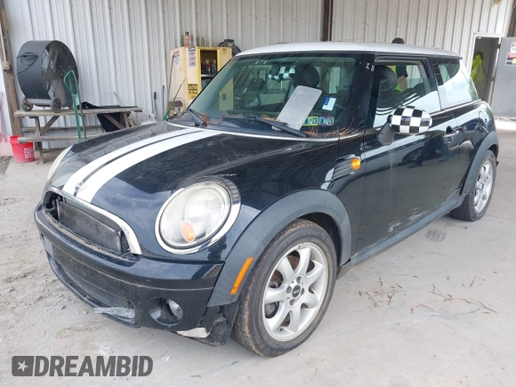 2010 MINI Hardtop z VIN WMWMF3C50ATZ26663, wystawiony jako IAAI lot #42137470 z przebiegiem 106 894 mil mil oraz . Historia ofert i sprzedaży dostępna na DreamBid. Obrazek 2.