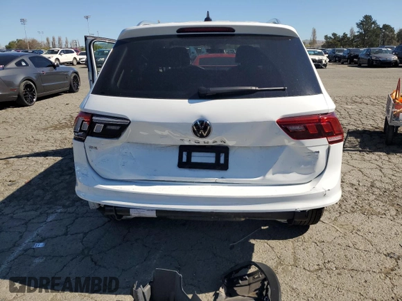 2024 Volkswagen Tiguan SE z VIN 3VV3B7AX7RM093378, wystawiony jako Copart lot #50634025 z przebiegiem 6 261 mil mil oraz Szkoda całkowita • Salvage title. Historia ofert i sprzedaży dostępna na DreamBid. Obrazek 6.