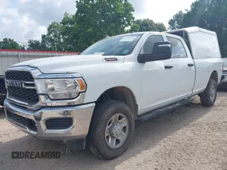 2024 Ram 2500 Tradesman z VIN 3C6UR5HJ2RG234917, wystawiony jako IAAI lot #42247031 z przebiegiem 26 718 mil mil oraz . Historia ofert i sprzedaży dostępna na DreamBid. Obrazek 2.