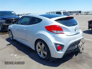 2013 Hyundai Veloster Turbo z VIN KMHTC6AE0DU177983, wystawiony jako IAAI lot #42292102 z przebiegiem 121 142 mil mil oraz . Historia ofert i sprzedaży dostępna na DreamBid. Obrazek 3.