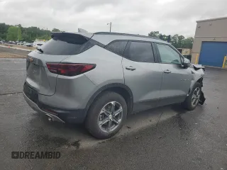2024 Chevrolet Blazer LT z VIN 3GNKBJR42RS197992, wystawiony jako Copart lot #57789425 z przebiegiem 29 108 mil mil oraz Szkoda całkowita • Salvage title. Historia ofert i sprzedaży dostępna na DreamBid. Obrazek 3.