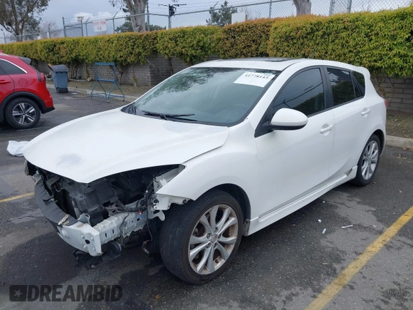 2011 Mazda 3 S Grand Touring z VIN JM1BL1M69B1411625, wystawiony jako IAAI lot #41778143 z przebiegiem 133 987 mil mil oraz . Historia ofert i sprzedaży dostępna na DreamBid. Obrazek 2.