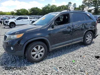 2012 Kia Sorento LX z VIN 5XYKT3A60CG237512, wystawiony jako Copart lot #55648135 z przebiegiem Nie podano mil oraz Szkoda całkowita • Salvage title. Historia ofert i sprzedaży dostępna na DreamBid. Obrazek 1.