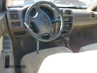 1998 Mazda Protege DX z VIN JM1BC1411W0198007, wystawiony jako Copart lot #46941185 z przebiegiem 101 696 mil mil oraz Szkoda całkowita • Salvage title. Historia ofert i sprzedaży dostępna na DreamBid. Obrazek 8.