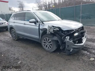2020 Volkswagen Tiguan SE with VIN 3VV2B7AX2LM042731, listed as a IAAI auction lot 41645891 with 69,661 mi miles. Bid and sale history available at carsss.com. Image 1.
