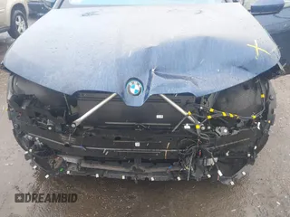 2023 BMW iX xDrive50 z VIN WB523CF08PCM23678, wystawiony jako IAAI lot #41930985 z przebiegiem 19 040 mil mil oraz . Historia ofert i sprzedaży dostępna na DreamBid. Obrazek 6.