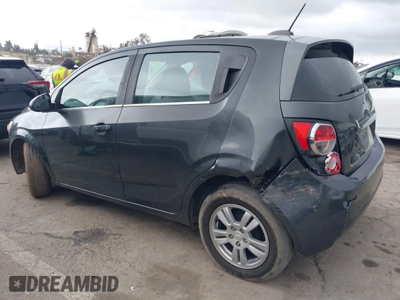 2016 Chevrolet Sonic LT z VIN 1G1JC6SH3G4155865, wystawiony jako IAAI lot #41808426 z przebiegiem 142 866 mil mil oraz . Historia ofert i sprzedaży dostępna na DreamBid. Obrazek 3.