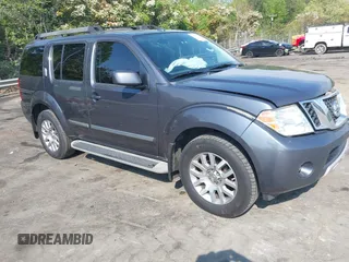 2011 Nissan Pathfinder Silver z VIN 5N1AR1NB4BC622446, wystawiony jako IAAI lot #42005774 z przebiegiem 305 879 mil mil oraz . Historia ofert i sprzedaży dostępna na DreamBid. Obrazek 1.