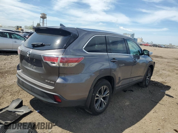 2016 Toyota Highlander XLE z VIN 5TDJKRFH4GS505627, wystawiony jako Copart lot #56108135 z przebiegiem 111 394 mil mil oraz Szkoda całkowita • Salvage title. Historia ofert i sprzedaży dostępna na DreamBid. Obrazek 3.
