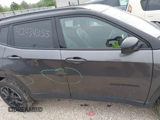 2022 Jeep Compass Latitude z VIN 3C4NJDBBXNT194359, wystawiony jako IAAI lot #42434355 z przebiegiem 45 090 mil mil oraz . Historia ofert i sprzedaży dostępna na DreamBid. Obrazek 14.