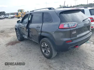 2019 Jeep Cherokee Trailhawk z VIN 1C4PJMBX1KD314121, wystawiony jako IAAI lot #42106721 z przebiegiem 105 631 mil mil oraz . Historia ofert i sprzedaży dostępna na DreamBid. Obrazek 3.