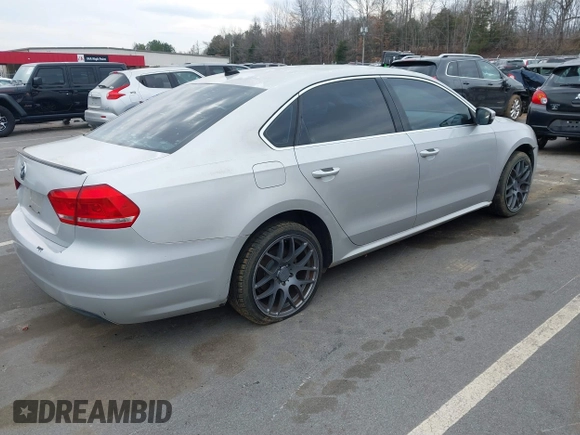 2013 Volkswagen Passat SE z VIN 1VWBP7A30DC115737, wystawiony jako IAAI lot #41626235 z przebiegiem 257 880 mil mil oraz . Historia ofert i sprzedaży dostępna na DreamBid. Obrazek 4.