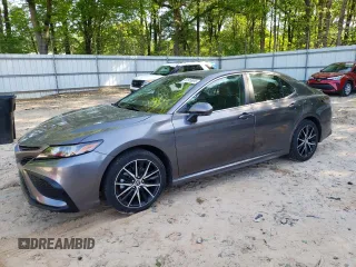 2022 Toyota Camry SE z VIN 4T1G11AK5NU715918, wystawiony jako Copart lot #52916695 z przebiegiem 62 898 mil mil oraz Szkoda całkowita • Salvage title. Historia ofert i sprzedaży dostępna na DreamBid. Obrazek 1.