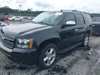 2014 Chevrolet Tahoe LS z VIN 1GNSCAE05ER128680, wystawiony jako IAAI lot #42388442 z przebiegiem 240 611 mil mil oraz . Historia ofert i sprzedaży dostępna na DreamBid. Obrazek 2.