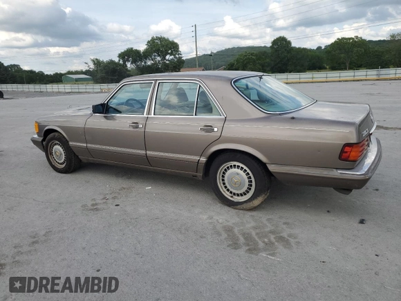 1989 Mercedes-Benz 300 300SE z VIN WDBCA24D1KA433423, wystawiony jako Copart lot #58725775 z przebiegiem 281 775 mil mil oraz Szkoda całkowita • Salvage title. Historia ofert i sprzedaży dostępna na DreamBid. Obrazek 2.