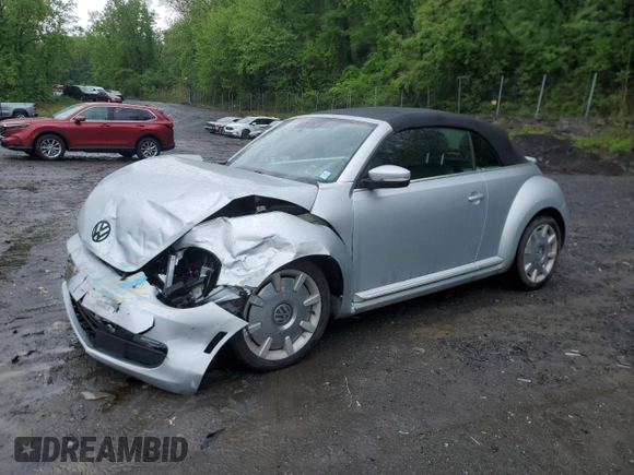 2013 Volkswagen Beetle 2.5L w/Sound/Nav z VIN 3VW5P7ATXDM812019, wystawiony jako Copart lot #56921485 z przebiegiem Nie podano mil oraz Szkoda całkowita • Salvage title. Historia ofert i sprzedaży dostępna na DreamBid. Obrazek 1.