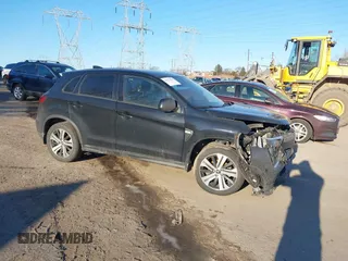 2023 Mitsubishi Outlander ES z VIN JA4ARUAU1PU011685, wystawiony jako IAAI lot #41575031 z przebiegiem 57 068 mil mil oraz . Historia ofert i sprzedaży dostępna na DreamBid. Obrazek 1.