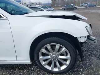 2019 Chrysler 300 Limited with VIN 2C3CCAKGXKH577948, listed as a IAAI auction lot 40908813 with 117,602 mi miles. Bid and sale history available at carsss.com. Image 19.