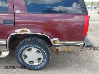 1999 Chevrolet Tahoe Z71 z VIN 1GNEK13R7XJ444925, wystawiony jako IAAI lot #42261246 z przebiegiem 183 530 mil mil oraz . Historia ofert i sprzedaży dostępna na DreamBid. Obrazek 6.