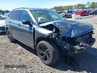 2023 Volkswagen Tiguan SE R-Line Black z VIN 3VV8B7AX7PM102793, wystawiony jako IAAI lot #42154788 z przebiegiem 15 061 mil mil oraz . Historia ofert i sprzedaży dostępna na DreamBid. Obrazek 1.
