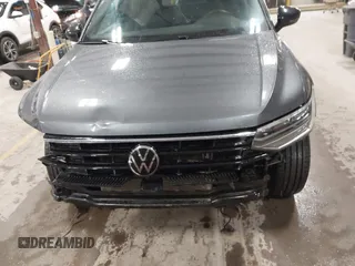 2022 Volkswagen Tiguan SE R-Line Black with VIN 3VV8B7AX9NM103988, listed as a IAAI auction lot 41908814 with 43,671 mi miles and . Bid and sale history available at DreamBid. Image 13.