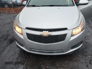 2014 Chevrolet Cruze 1LT z VIN 1G1PC5SB7E7135808, wystawiony jako IAAI lot #41562958 z przebiegiem 144 061 mil mil oraz . Historia ofert i sprzedaży dostępna na DreamBid. Obrazek 6.