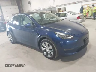 2021 Tesla Model Y Long Range with VIN 5YJYGDEE7MF066269, listed as a IAAI auction lot 42170970 with 70,170 mi miles. Bid and sale history available at carsss.com. Image 1.