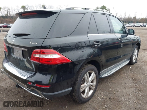 2013 Mercedes-Benz M ML 350 with VIN 4JGDA5HB3DA138368, listed as a IAAI auction lot 41958922 with 114,576 mi miles. Bid and sale history available at carsss.com. Image 4.
