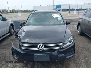 2017 Volkswagen Tiguan S z VIN WVGBV7AX1HK031235, wystawiony jako IAAI lot #42146876 z przebiegiem 95 028 mil mil oraz . Historia ofert i sprzedaży dostępna na DreamBid. Obrazek 12.