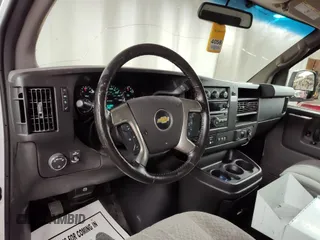 2015 Chevrolet Express Cargo z VIN 1GCZGTCG8F1152043, wystawiony jako IAAI lot #42889455 z przebiegiem 91 058 mil mil oraz . Historia ofert i sprzedaży dostępna na DreamBid. Obrazek 18.
