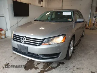 2013 Volkswagen Passat SE z VIN 1VWBP7A34DC024082, wystawiony jako IAAI lot #42308884 z przebiegiem 211 291 mil mil oraz . Historia ofert i sprzedaży dostępna na DreamBid. Obrazek 2.