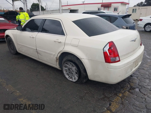 2006 Chrysler 300 with VIN 2C3KA43RX6H470150, listed as a IAAI auction lot 41767272 with 107,457 mi miles. Bid and sale history available at carsss.com. Image 3.
