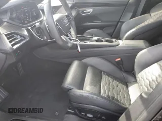 2022 Audi e-tron GT Prestige z VIN WAUEJBFW2N7006498, wystawiony jako Copart lot #45764865 z przebiegiem 17 849 mil mil oraz Szkoda całkowita • Salvage title. Historia ofert i sprzedaży dostępna na DreamBid. Obrazek 7.