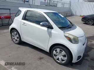 2012 Scion iQ z VIN JTNJJXB04CJ017028, wystawiony jako IAAI lot #41894803 z przebiegiem 105 185 mil mil oraz . Historia ofert i sprzedaży dostępna na DreamBid. Obrazek 1.
