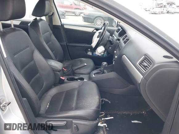 2013 Volkswagen Jetta SE with VIN 3VWDX7AJ0DM384908, listed as a IAAI auction lot 41466642 with 92,131 mi miles and . Bid and sale history available at DreamBid. Image 5.
