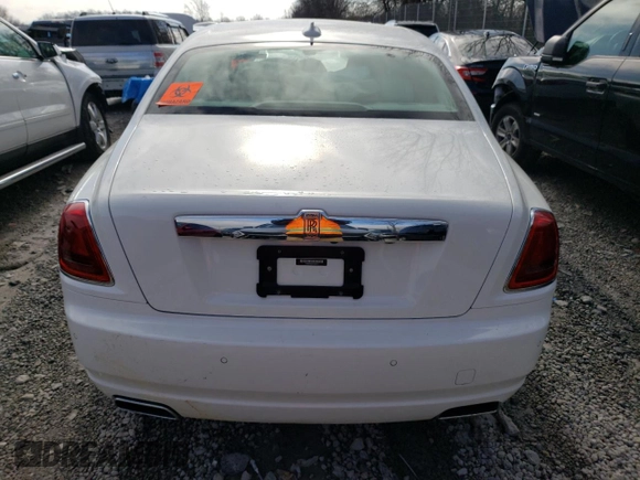 2017 Rolls-Royce Ghost z VIN SCA664S50HUX54312, wystawiony jako Copart lot #40640674 z przebiegiem Nie podano mil oraz Szkody całkowita. Historia ofert i sprzedaży dostępna na DreamBid. Obrazek 6.