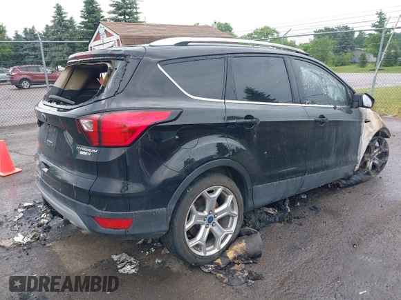 2019 Ford Escape Titanium z VIN 1FMCU9J95KUB24713, wystawiony jako IAAI lot #42554610 z przebiegiem Nie podano mil oraz . Historia ofert i sprzedaży dostępna na DreamBid. Obrazek 4.
