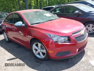 2014 Chevrolet Cruze 2LT z VIN 1G1PE5SB5E7122680, wystawiony jako IAAI lot #42090645 z przebiegiem 150 305 mil mil oraz . Historia ofert i sprzedaży dostępna na DreamBid. Obrazek 1.