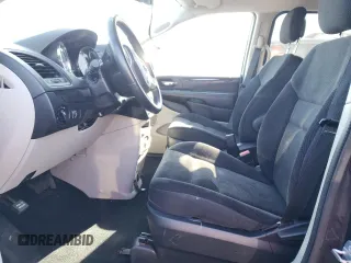 2017 Dodge Grand Caravan SE z VIN 2C4RDGBG8HR780586, wystawiony jako Copart lot #77265624 z przebiegiem 108 775 mil mil oraz Czysty tytuł • Clean title. Historia ofert i sprzedaży dostępna na DreamBid. Obrazek 7.