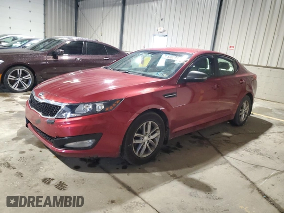2013 Kia Optima LX z VIN 5XXGM4A75DG159462, wystawiony jako Copart lot #56678015 z przebiegiem 133 434 mil mil oraz Szkoda całkowita • Salvage title. Historia ofert i sprzedaży dostępna na DreamBid. Obrazek 1.