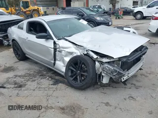 2014 Ford Mustang V6 с VIN 1ZVBP8AM5E5288383, выставлен на аукционе IAAI как лот 42188679 с пробегом 144 954 миль миль и . История ставок и продаж доступна на DreamBid. Изображение 1.