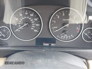 2013 BMW 3 Series 320i xDrive z VIN WBA3C3C54DF981821, wystawiony jako IAAI lot #42252523 z przebiegiem 109 260 mil mil oraz . Historia ofert i sprzedaży dostępna na DreamBid. Obrazek 7.