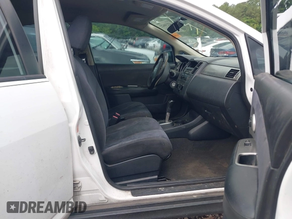 2009 Nissan Versa S z VIN 3N1BC13E49L354233, wystawiony jako IAAI lot #42230622 z przebiegiem 190 161 mil mil oraz . Historia ofert i sprzedaży dostępna na DreamBid. Obrazek 5.