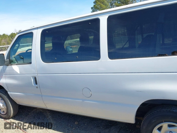 2010 Ford Econoline Passenger XL z VIN 1FBNE3BL2ADA55306, wystawiony jako IAAI lot #41591766 z przebiegiem 109 665 mil mil oraz . Historia ofert i sprzedaży dostępna na DreamBid. Obrazek 14.