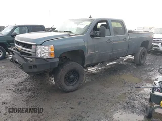 2010 Chevrolet Silverado 3500HD z VIN 1GC4K1B64AF108669, wystawiony jako IAAI lot #41289721 z przebiegiem 206 448 mil mil oraz . Historia ofert i sprzedaży dostępna na DreamBid. Obrazek 17.
