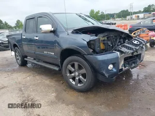 2015 Nissan Titan Pro-4X z VIN 1N6BA0EC2FN514353, wystawiony jako IAAI lot #42706155 z przebiegiem 104 551 mil mil oraz . Historia ofert i sprzedaży dostępna na DreamBid. Obrazek 1.