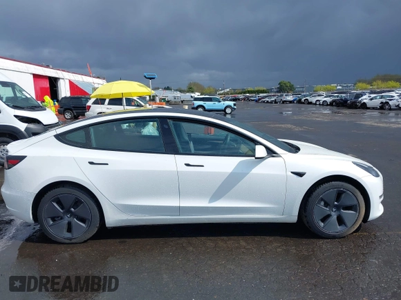 2021 Tesla Model 3 Standard Range Plus z VIN 5YJ3E1EA5MF977437, wystawiony jako IAAI lot #40297512 z przebiegiem 72 039 mil mil oraz . Historia ofert i sprzedaży dostępna na DreamBid. Obrazek 13.