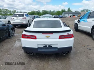 2015 Chevrolet Camaro SS z VIN 2G1FJ1EW8F9105046, wystawiony jako IAAI lot #42306850 z przebiegiem 59 861 mil mil oraz . Historia ofert i sprzedaży dostępna na DreamBid. Obrazek 17.