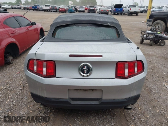 2012 Ford Mustang V6 z VIN 1ZVBP8EM4C5273218, wystawiony jako IAAI lot #42253497 z przebiegiem 175 676 mil mil oraz . Historia ofert i sprzedaży dostępna na DreamBid. Obrazek 18.